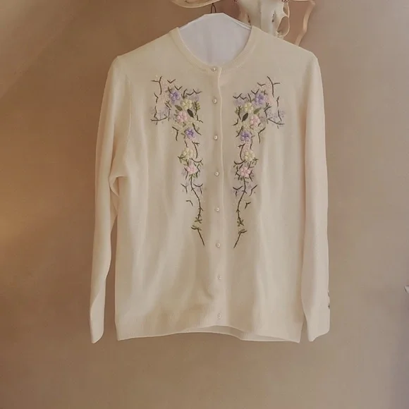 Vintage embroidered cardigan from France - Picture 2 of 9